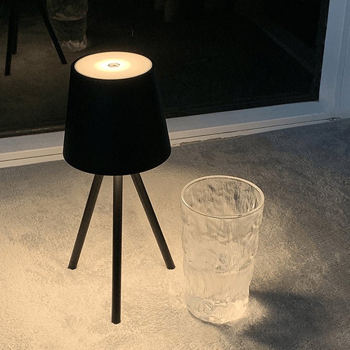 LumoStand – Lampada da tavolo ricaricabile con supporto e funzione touch dimmerabile