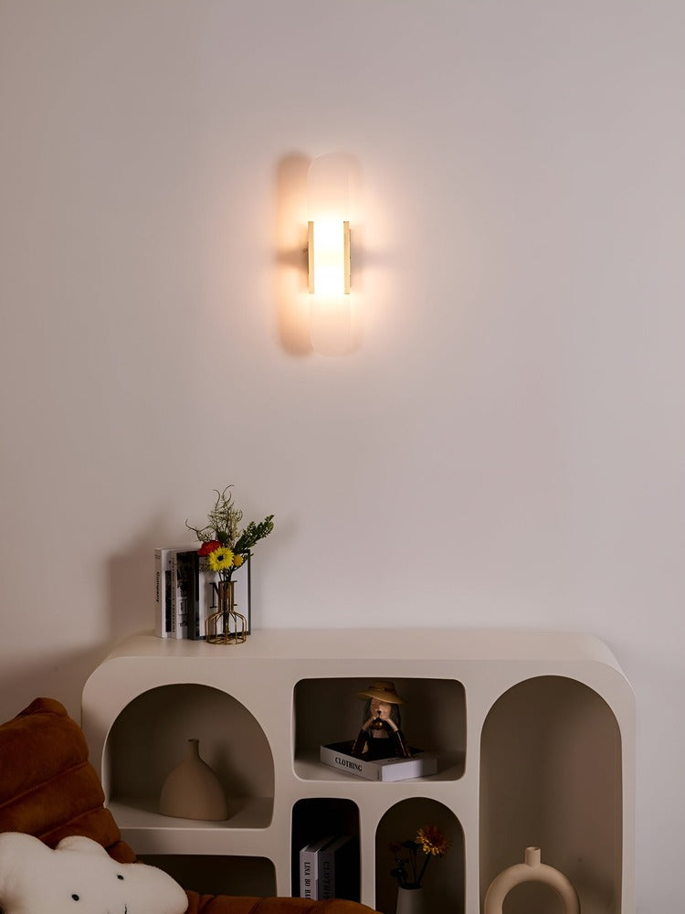 Laviso – Applique in Alabastro con Dettagli in Rame e Ottone