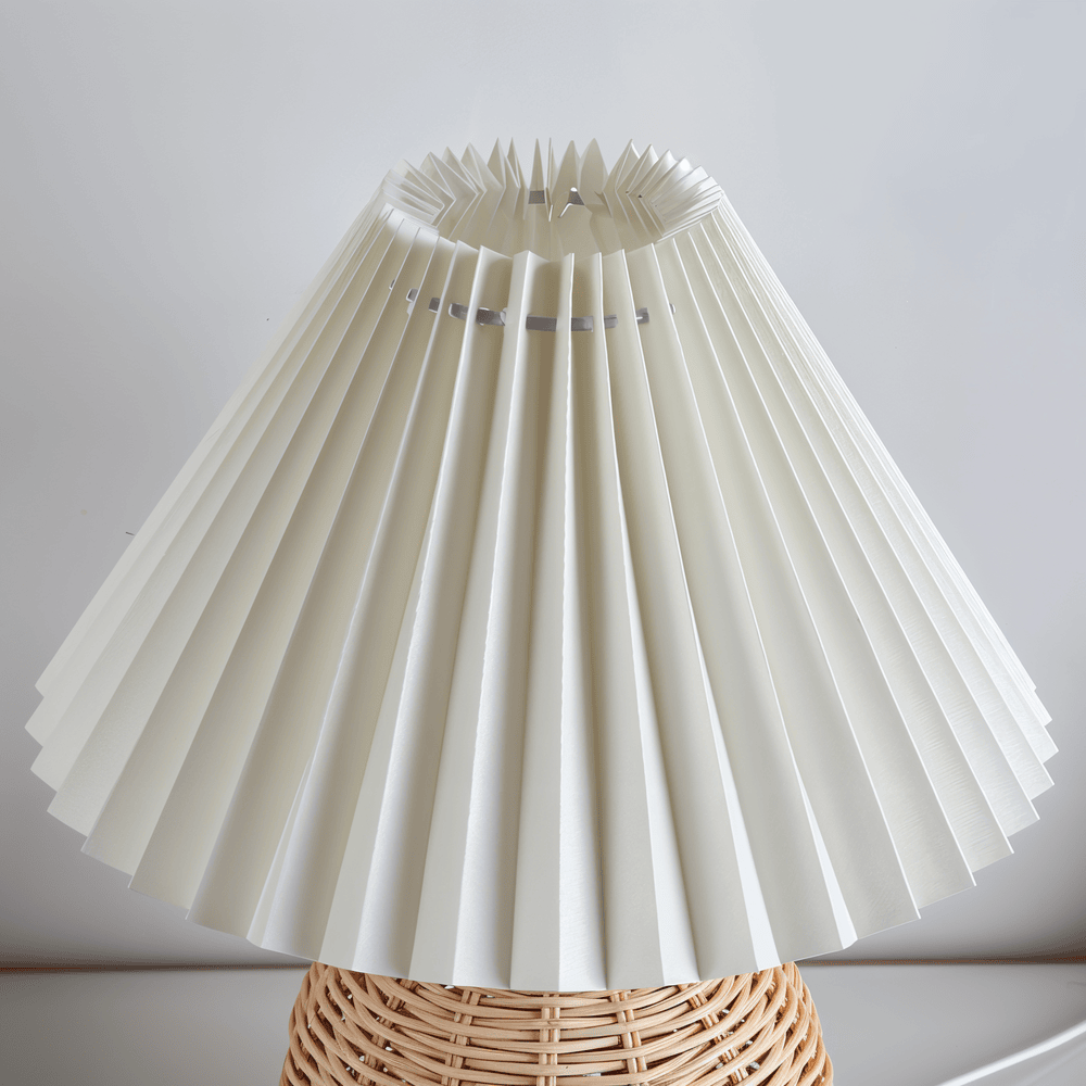Brolly – Lampada da Tavolo Plissettata in Rattan con Paralume Conico