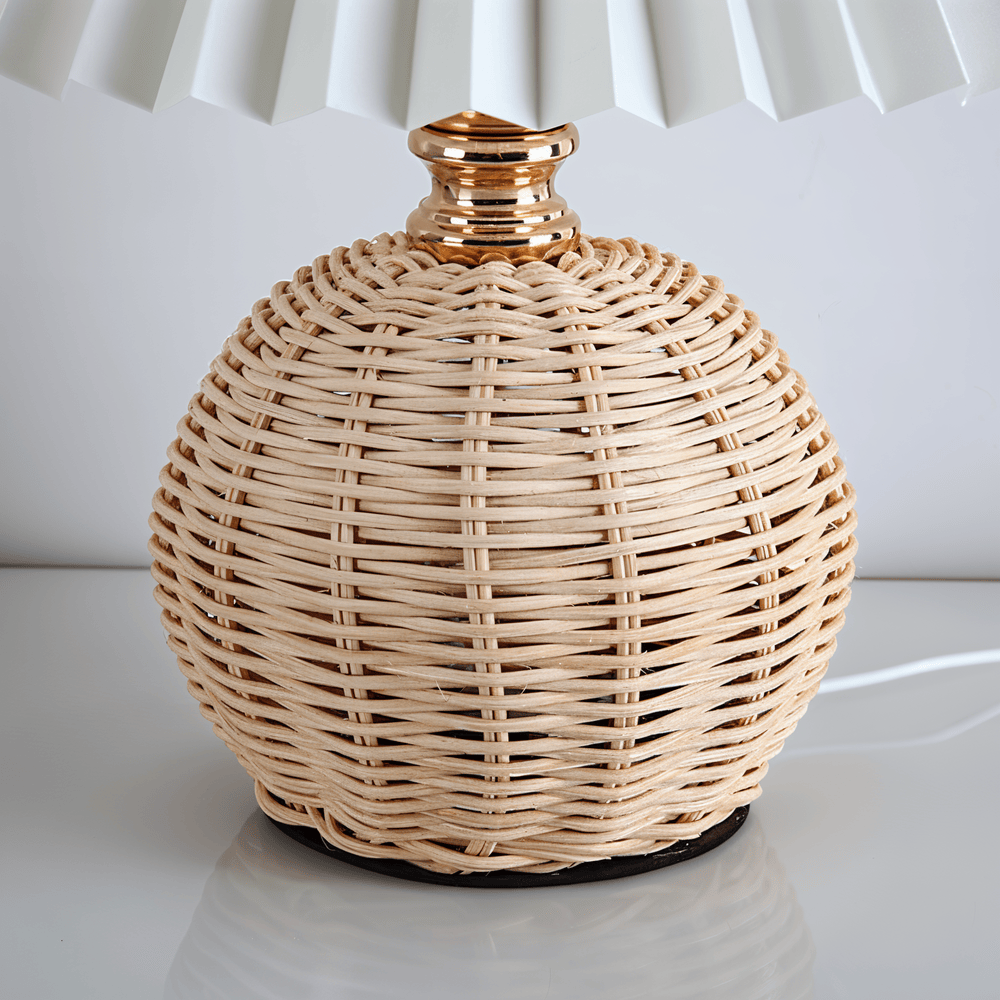 Brolly – Lampada da Tavolo Plissettata in Rattan con Paralume Conico