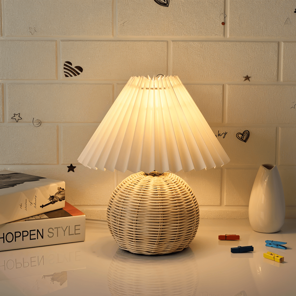 Brolly – Lampada da Tavolo Plissettata in Rattan con Paralume Conico