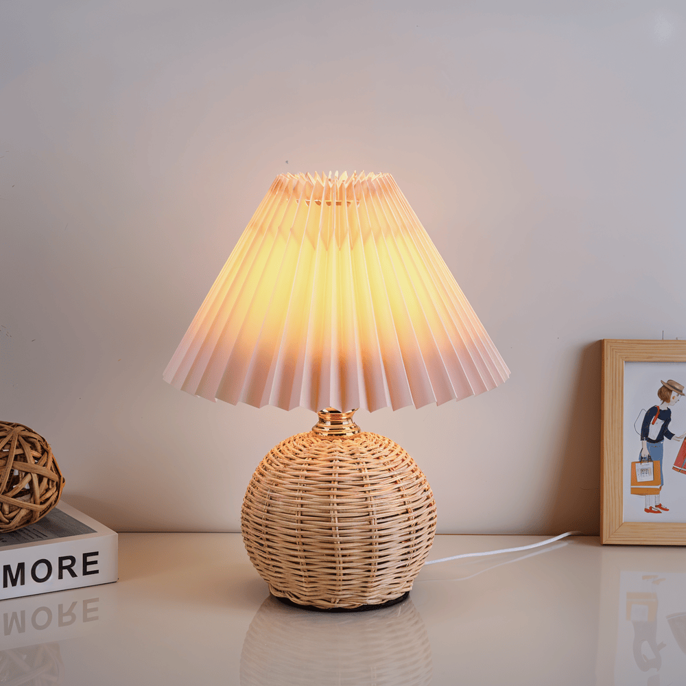 Brolly – Lampada da Tavolo Plissettata in Rattan con Paralume Conico