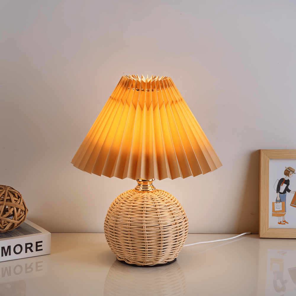 Brolly – Lampada da Tavolo Plissettata in Rattan con Paralume Conico