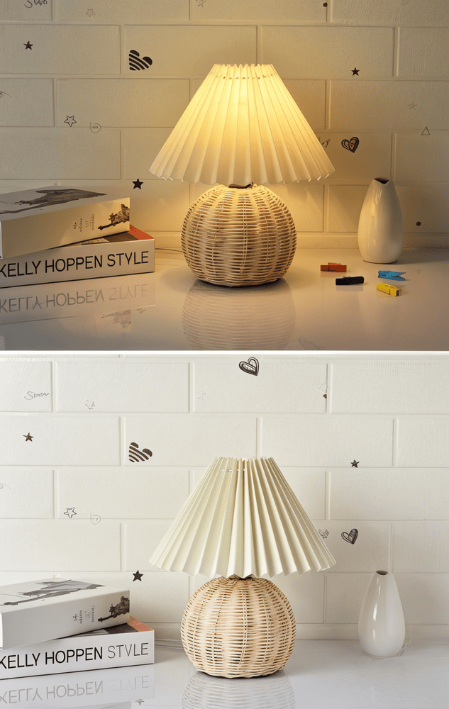 Brolly – Lampada da Tavolo Plissettata in Rattan con Paralume Conico