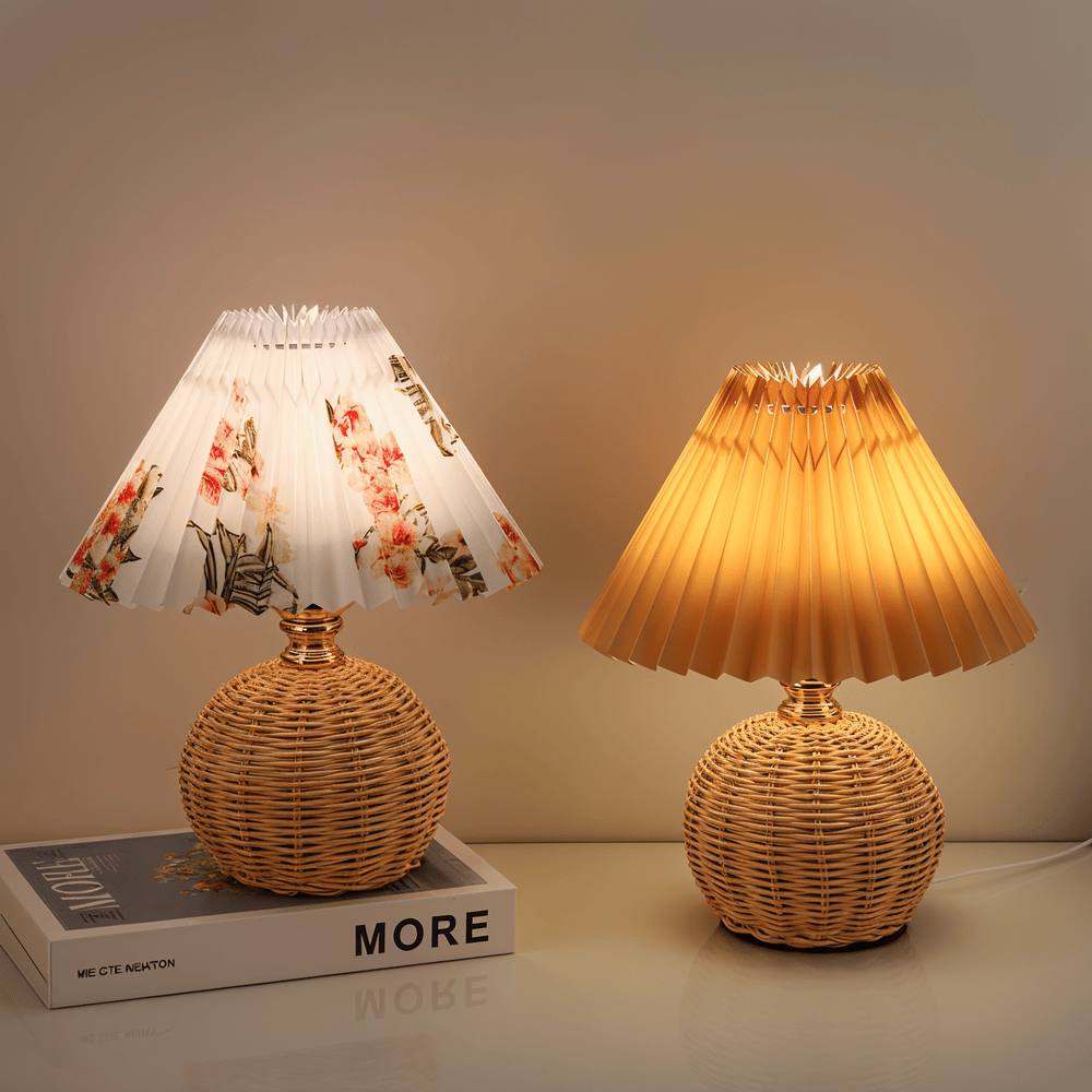 Brolly – Lampada da Tavolo Plissettata in Rattan con Paralume Conico