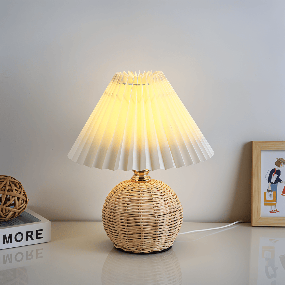 Brolly – Lampada da Tavolo Plissettata in Rattan con Paralume Conico