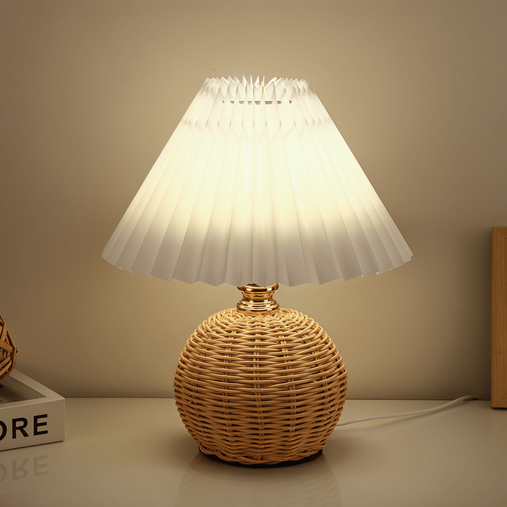 Brolly – Lampada da Tavolo Plissettata in Rattan con Paralume Conico