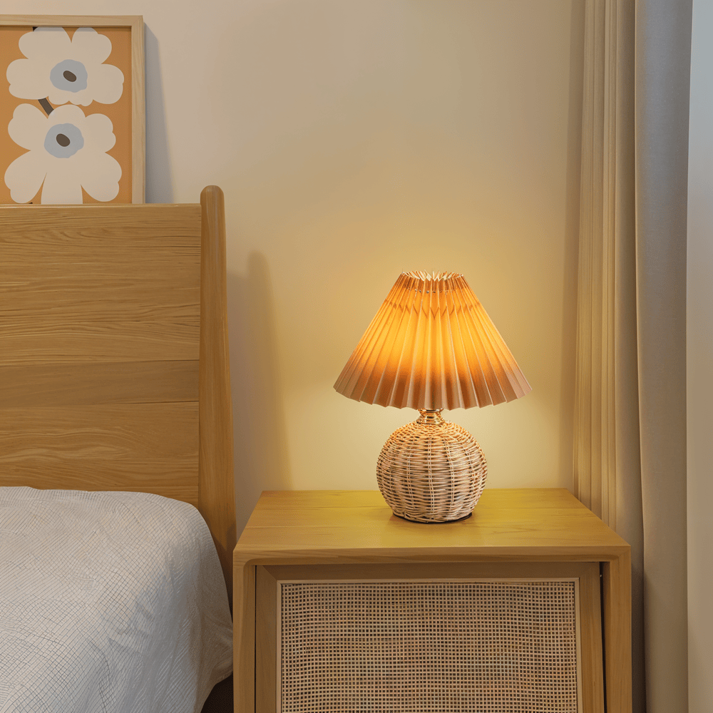 Brolly – Lampada da Tavolo Plissettata in Rattan con Paralume Conico