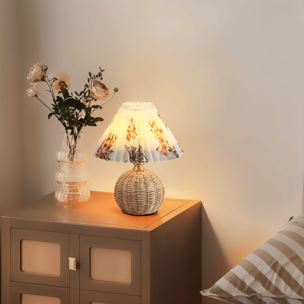 Brolly – Lampada da Tavolo Plissettata in Rattan con Paralume Conico