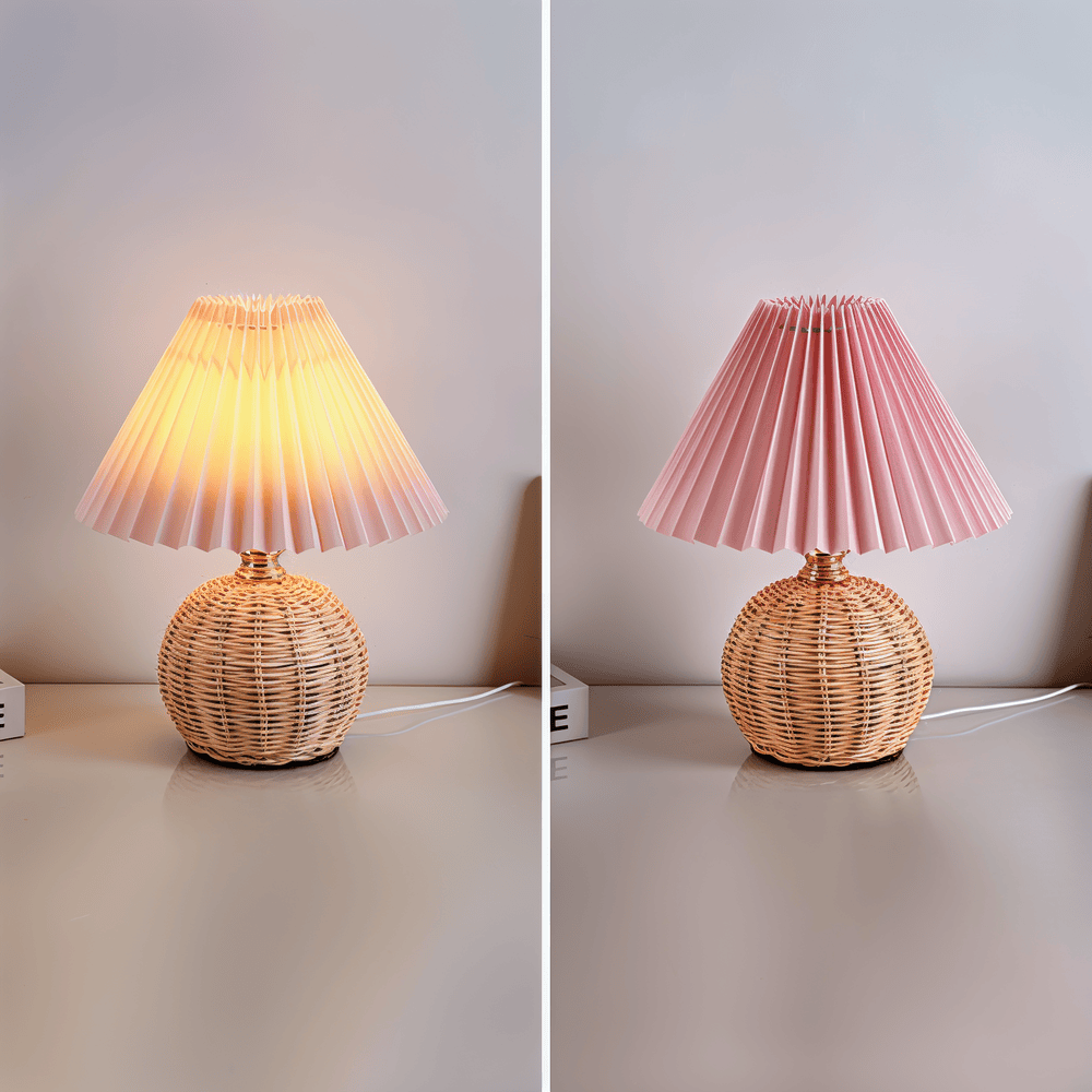 Brolly – Lampada da Tavolo Plissettata in Rattan con Paralume Conico