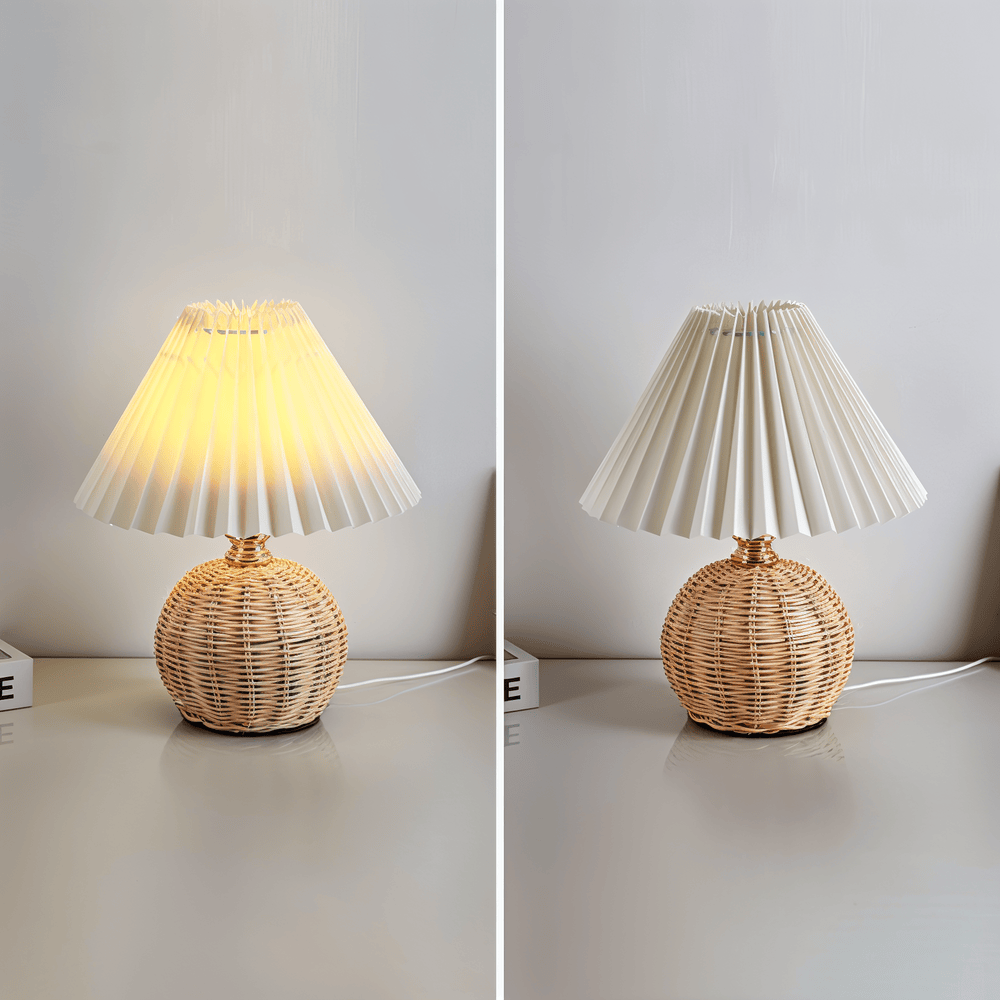 Brolly – Lampada da Tavolo Plissettata in Rattan con Paralume Conico