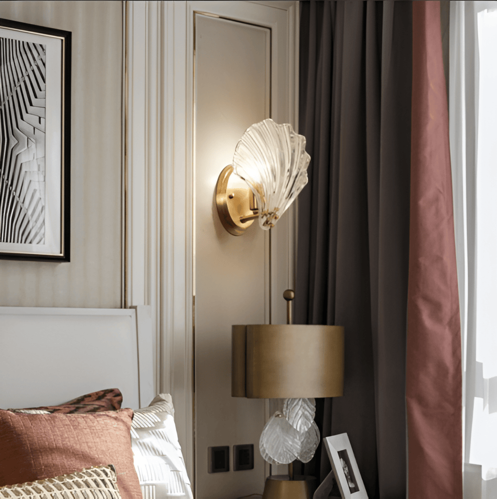 CoastalGleam – Applique in Vetro e Ottone con Minimalismo Ispirato alla Costa