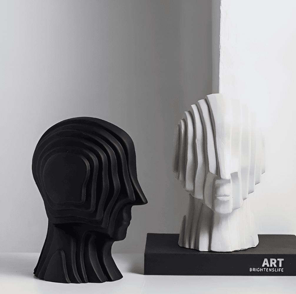 CosmoCrest – Busto in Ceramica Geometrica con Frange Dorate