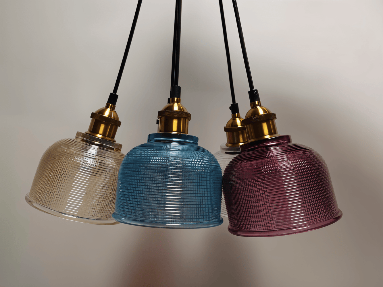 LuméBell – Lampada a Soffitto in Vetro Colorato Retro con Design Moderno