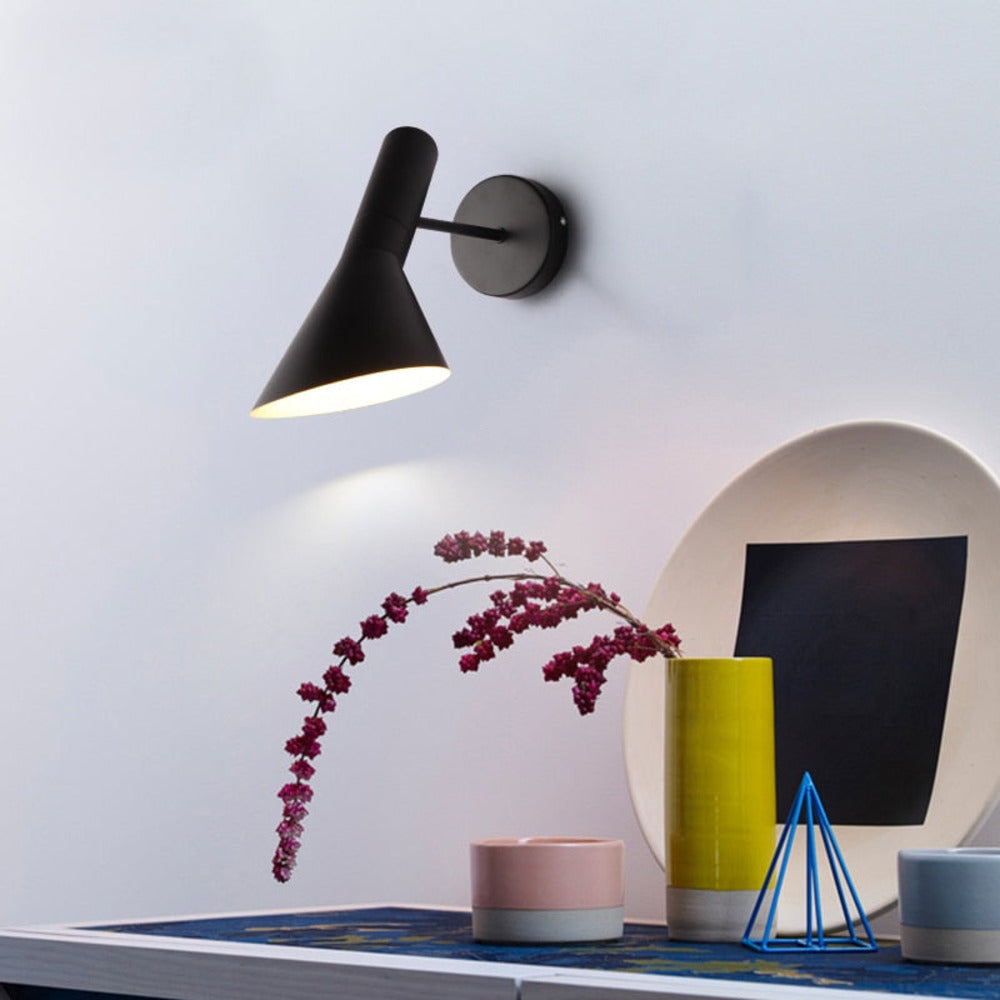 LumoArc – Lampada da Parete LED Nera Regolabile per Ambienti Moderni