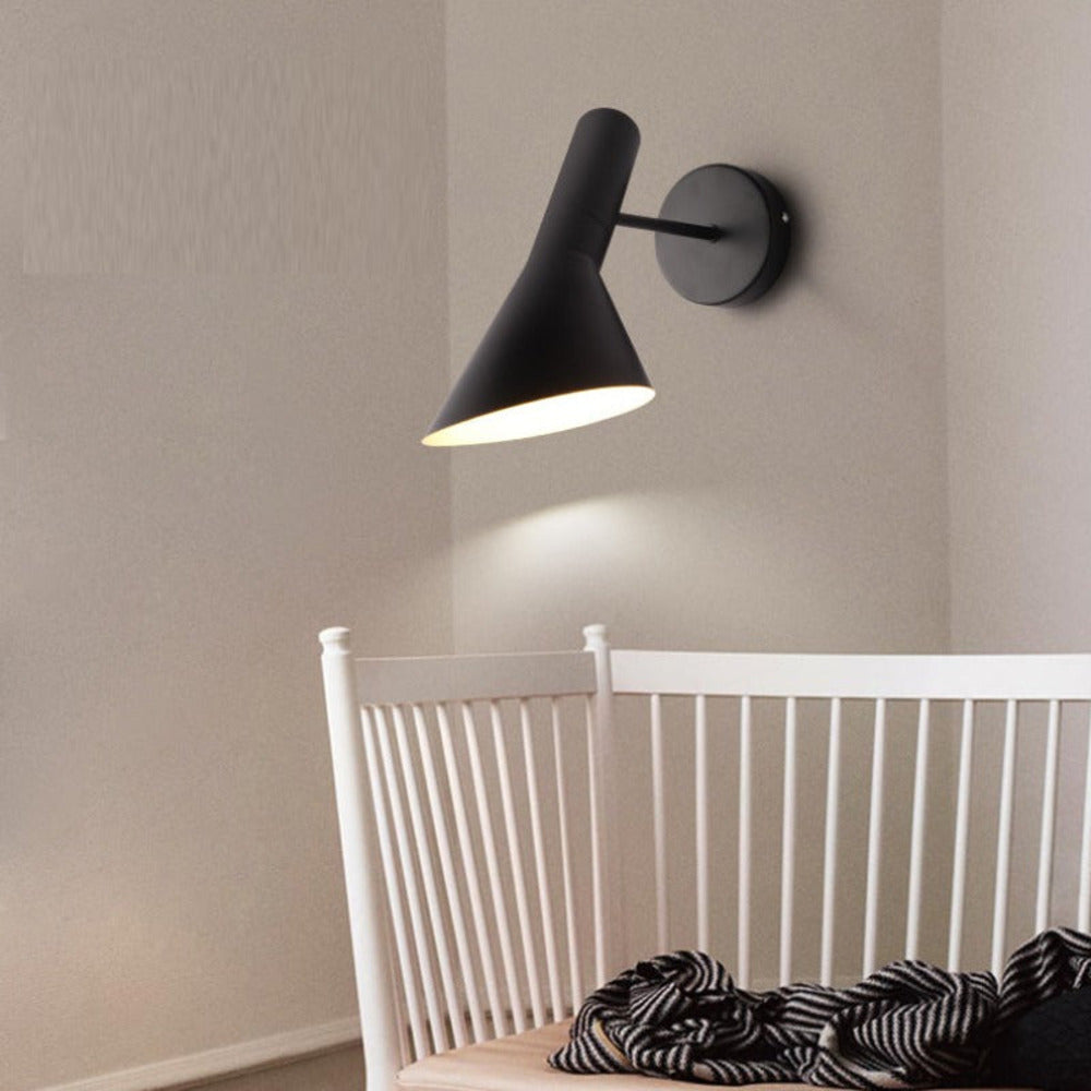 LumoArc – Lampada da Parete LED Nera Regolabile per Ambienti Moderni