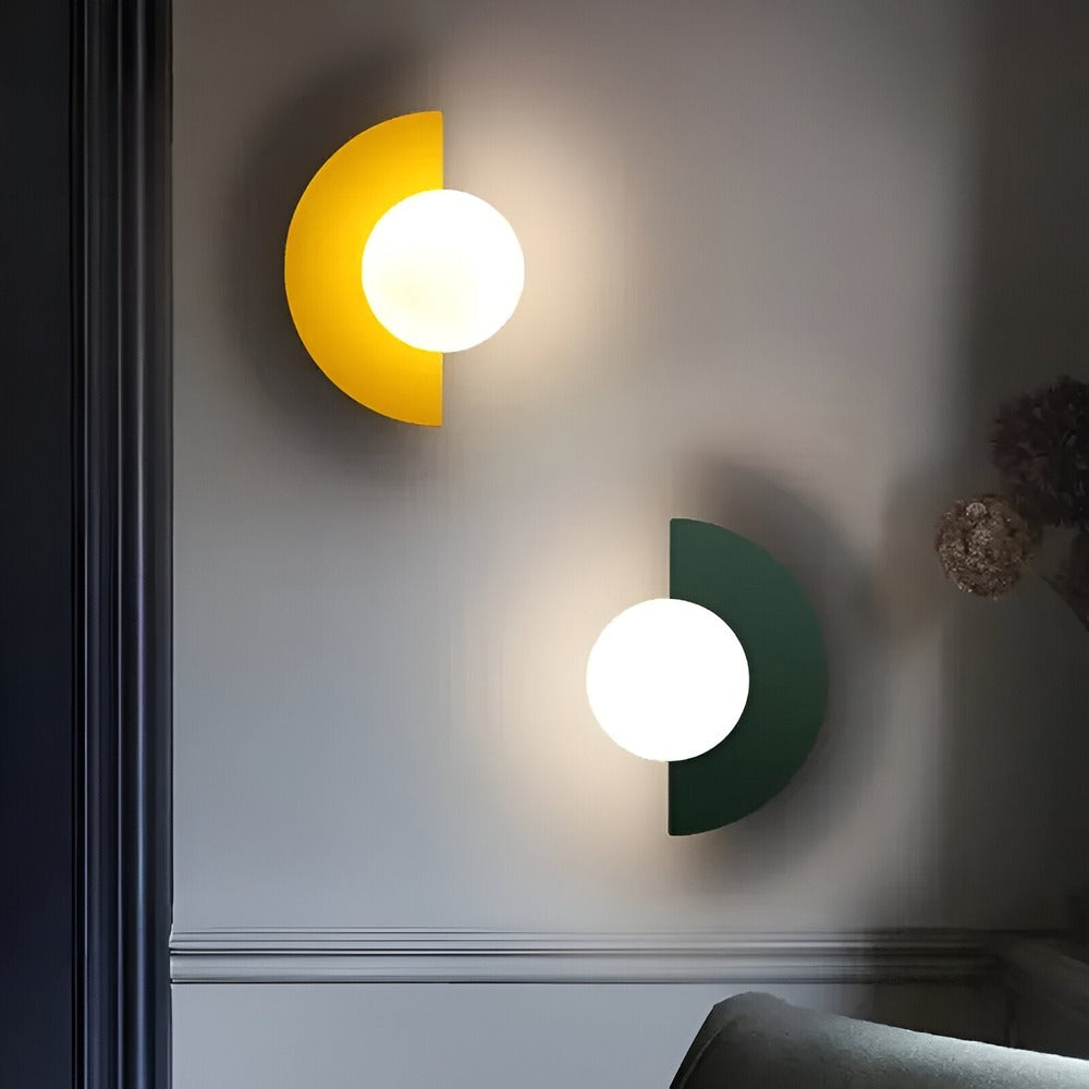 AuroGlow – Moderno Applique Sferico in Vetro con Design Plug-In