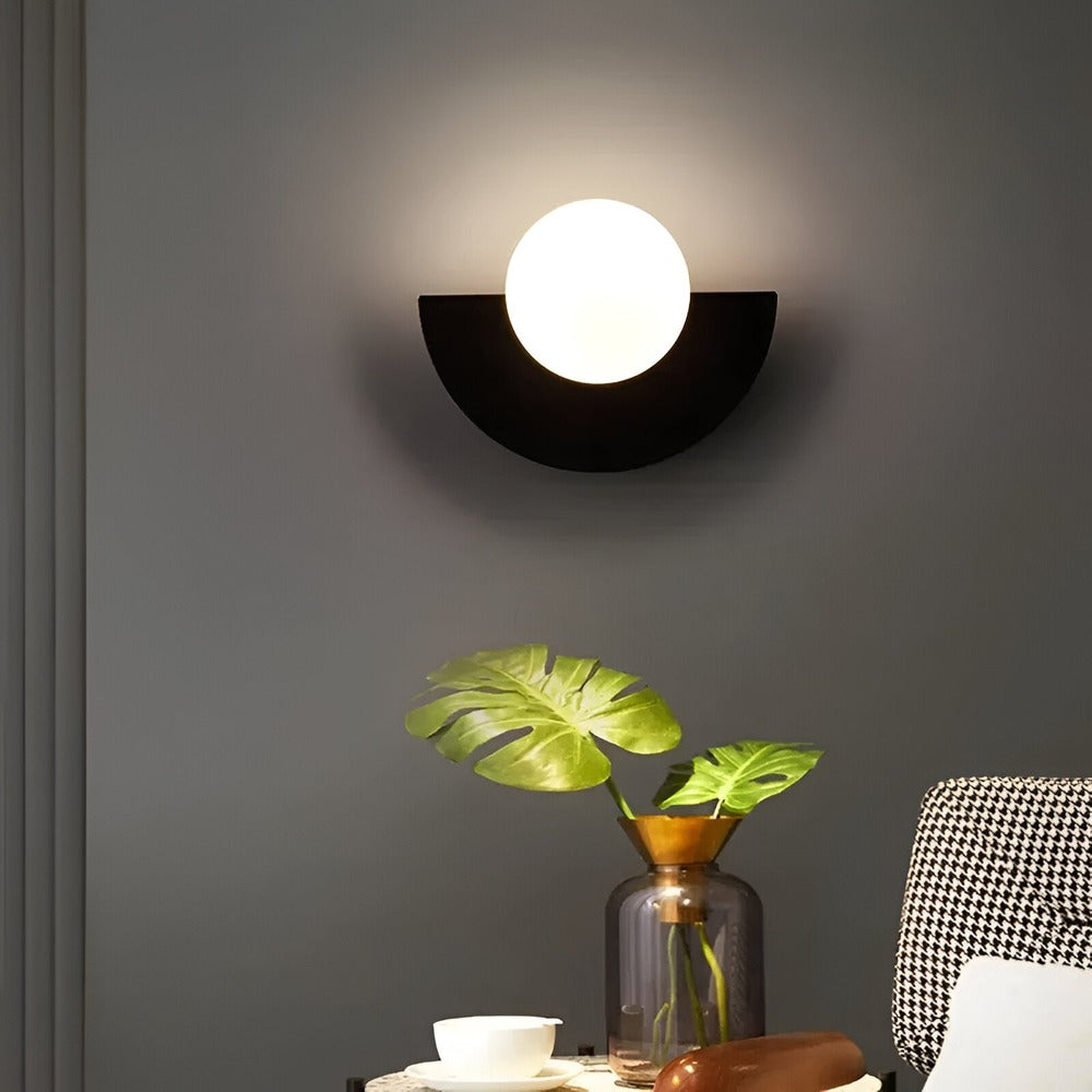 AuroGlow – Moderno Applique Sferico in Vetro con Design Plug-In