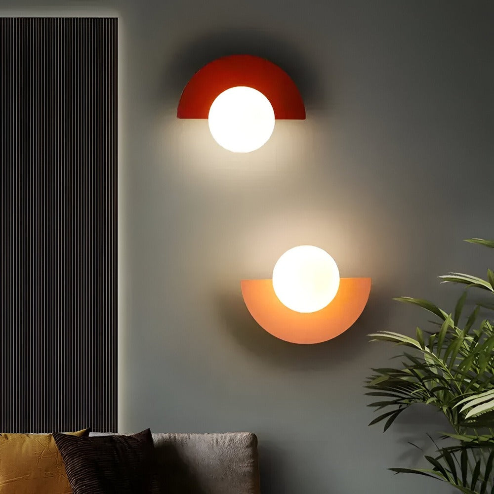 AuroGlow – Moderno Applique Sferico in Vetro con Design Plug-In