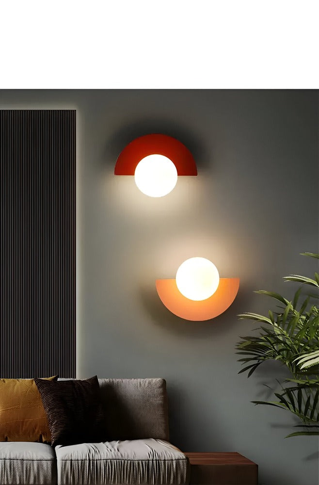 AuroGlow – Moderno Applique Sferico in Vetro con Design Plug-In