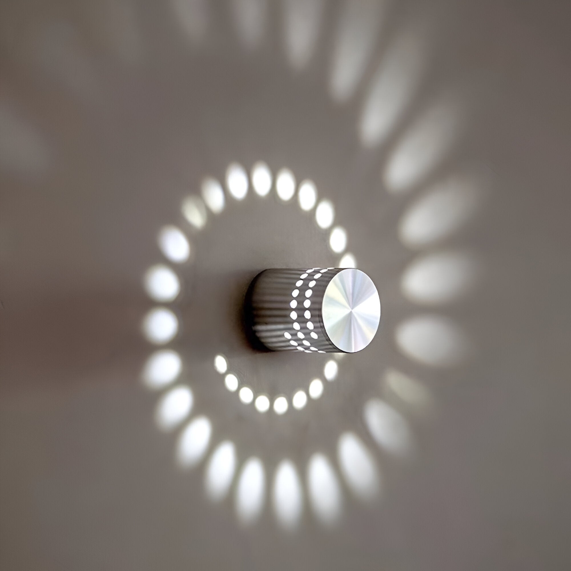 SpiraGlow – Lampada a Muro LED Cilindrica con Effetti Spiraliformi Colorati