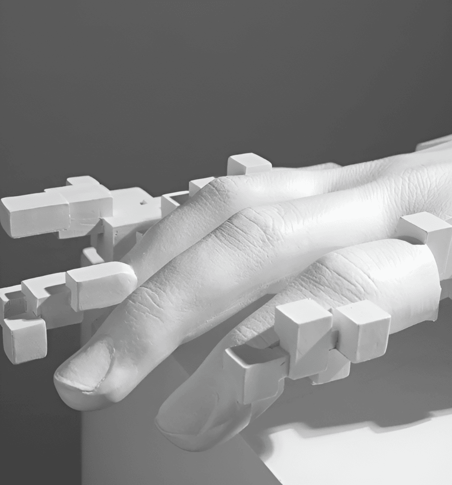 PixelPalm – Figura a Mano in Resina con Mosaico Astratto