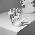 PixelPalm – Figura a Mano in Resina con Mosaico Astratto