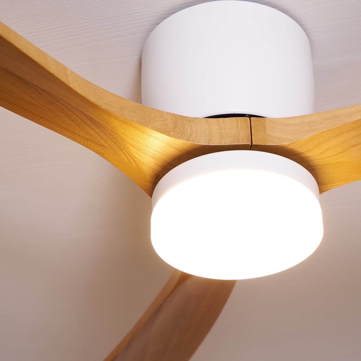 Arvienne | Ventilatore da soffitto in legno nordico con luce LED per camere moderne