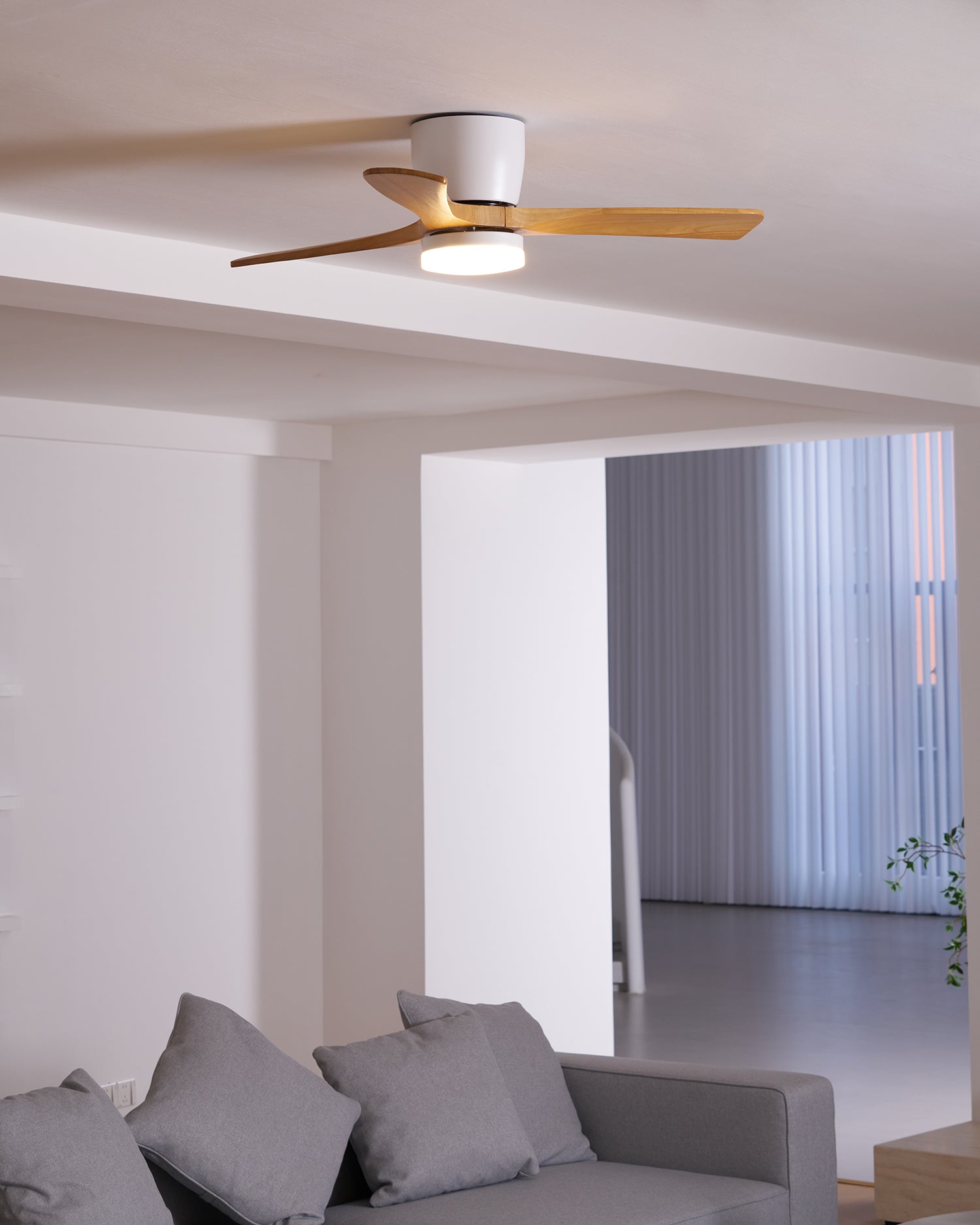 Arvienne | Ventilatore da soffitto in legno nordico con luce LED per camere moderne