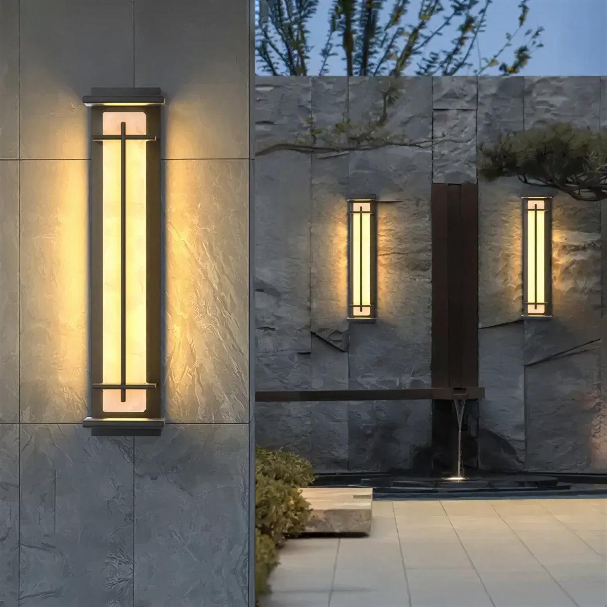 Applique da Esterno in Alabastro con Design a Gabbia Verticale