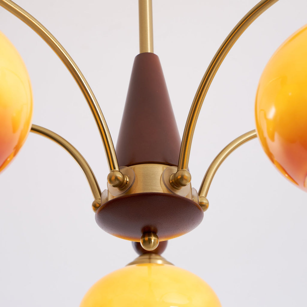 Elanorae | Lampadario in Legno e Ottone senza Tempo con Paralumi in Vetro Caldo