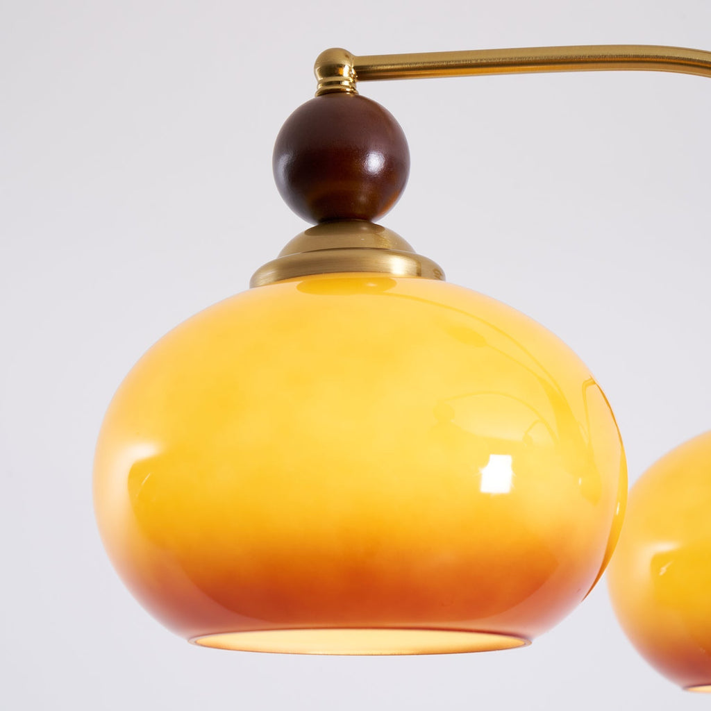 Elanorae | Lampadario in Legno e Ottone senza Tempo con Paralumi in Vetro Caldo