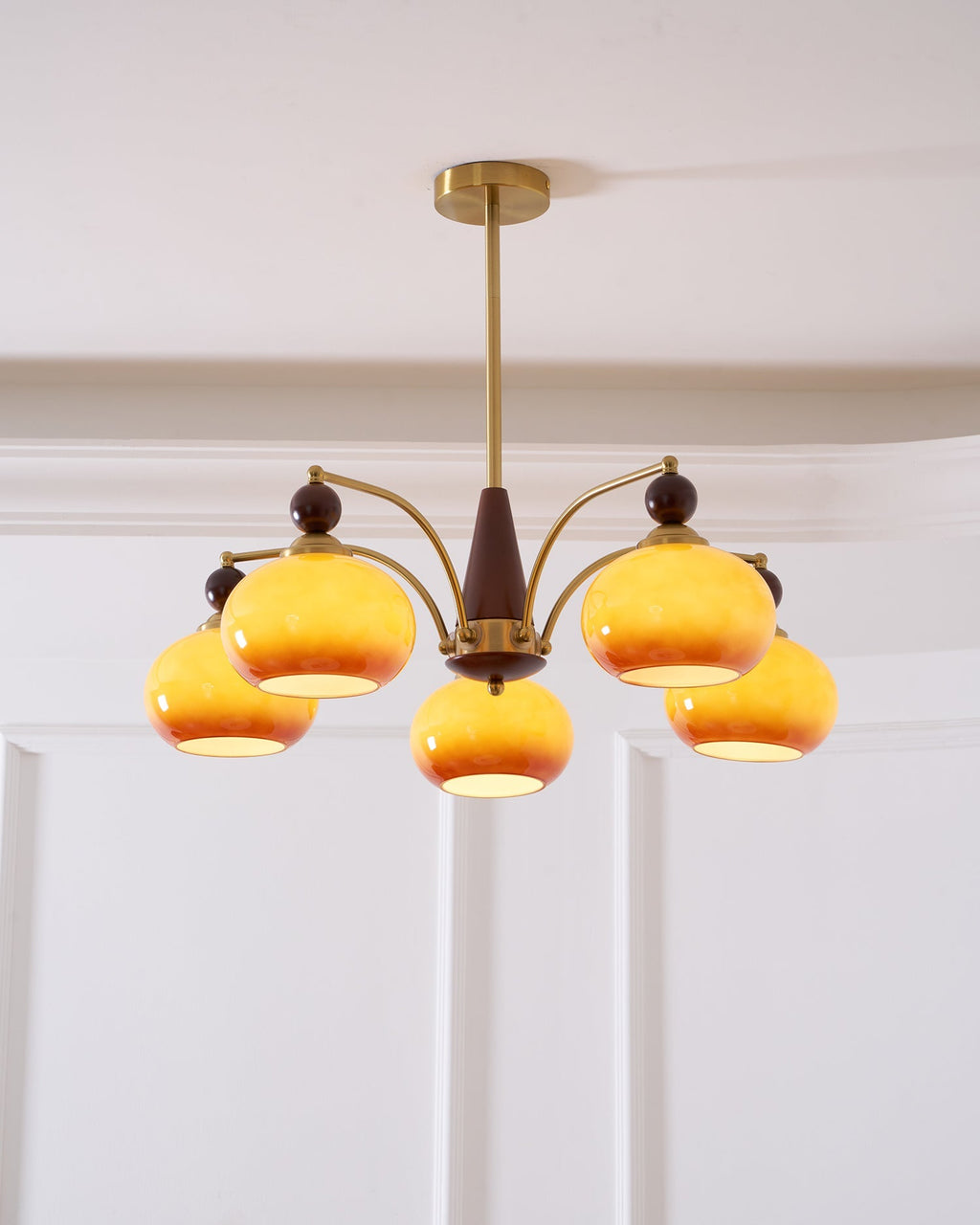 Elanorae | Lampadario in Legno e Ottone senza Tempo con Paralumi in Vetro Caldo