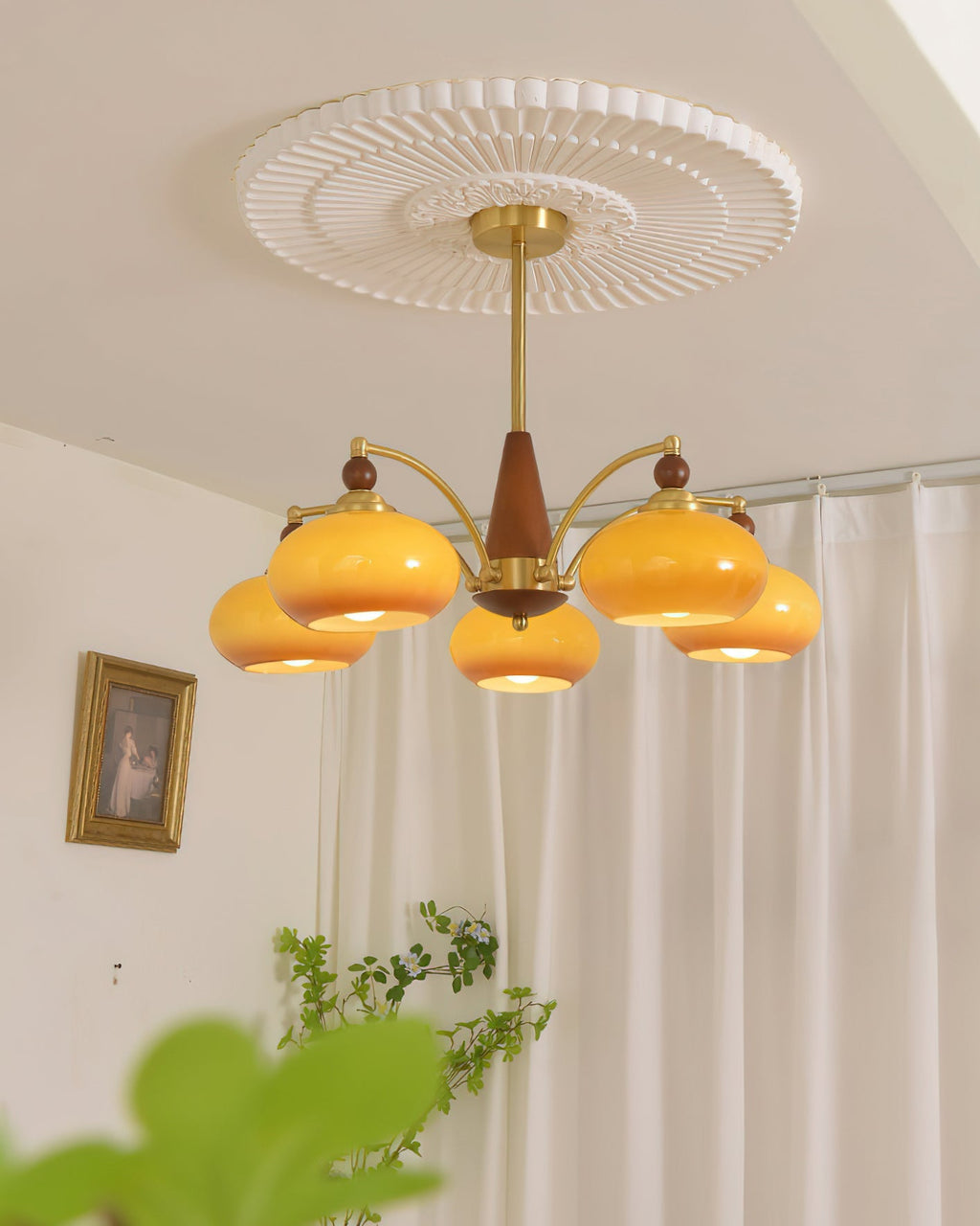 Elanorae | Lampadario in Legno e Ottone senza Tempo con Paralumi in Vetro Caldo