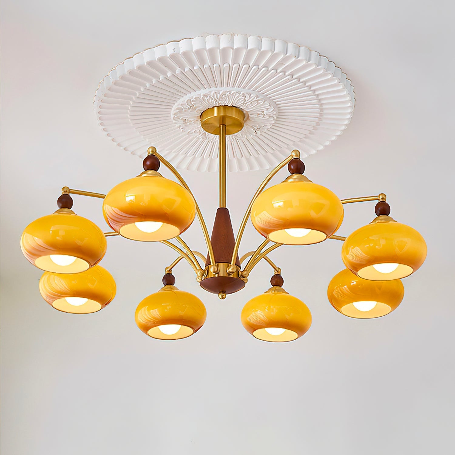 Elanorae | Lampadario in Legno e Ottone senza Tempo con Paralumi in Vetro Caldo