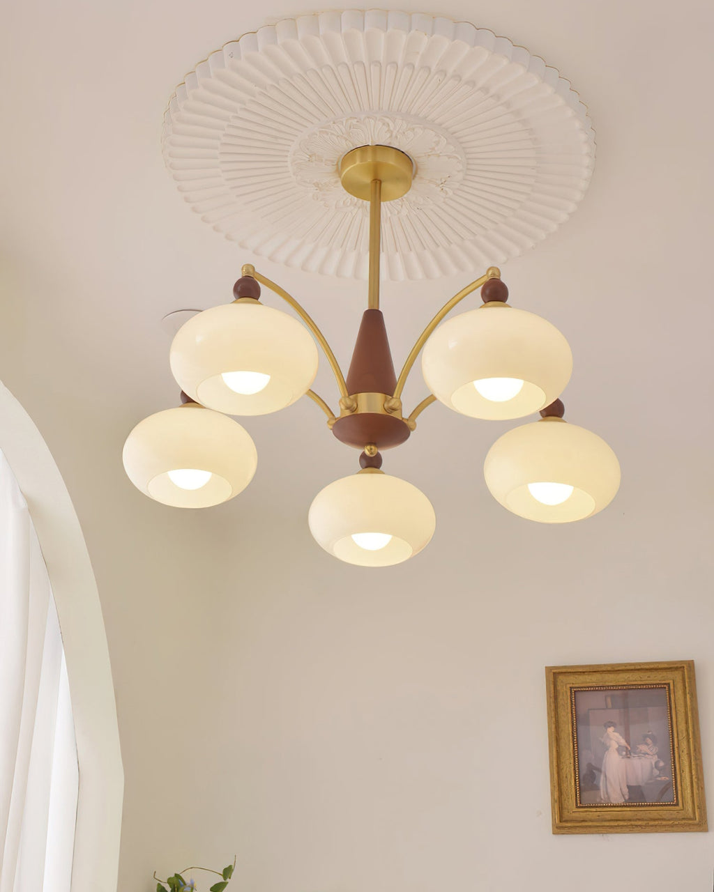 Elanorae | Lampadario in Legno e Ottone senza Tempo con Paralumi in Vetro Caldo