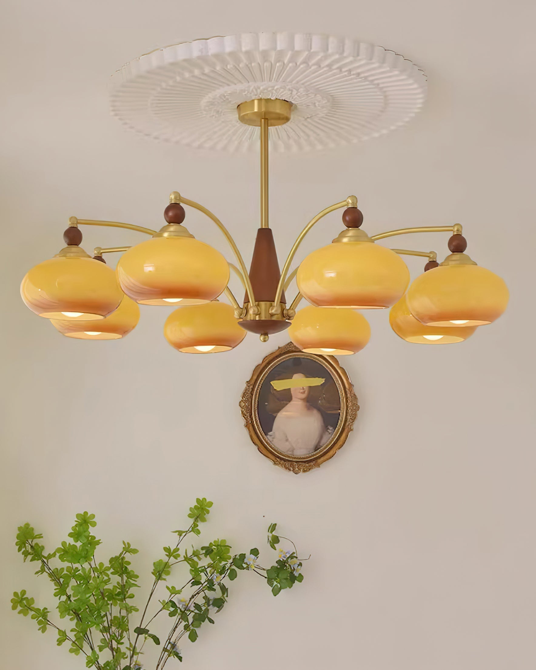 Elanorae | Lampadario in Legno e Ottone senza Tempo con Paralumi in Vetro Caldo