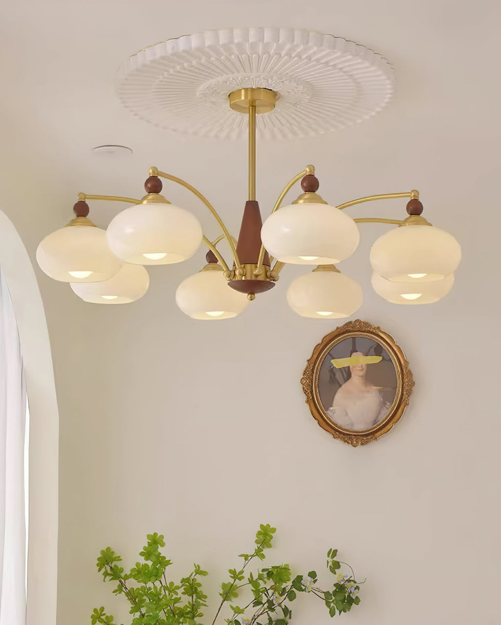 Elanorae | Lampadario in Legno e Ottone senza Tempo con Paralumi in Vetro Caldo