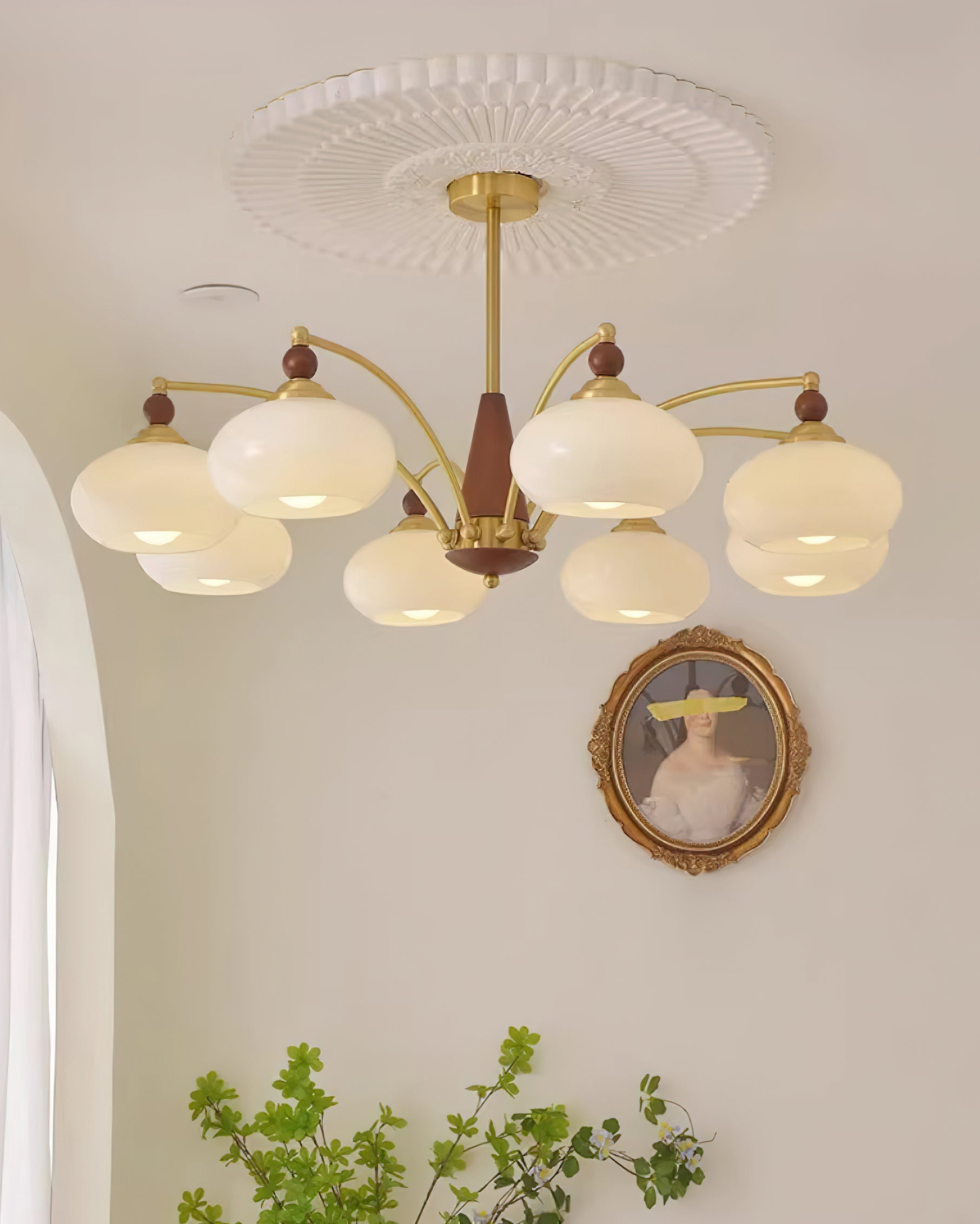 Elanorae | Lampadario in Legno e Ottone senza Tempo con Paralumi in Vetro Caldo