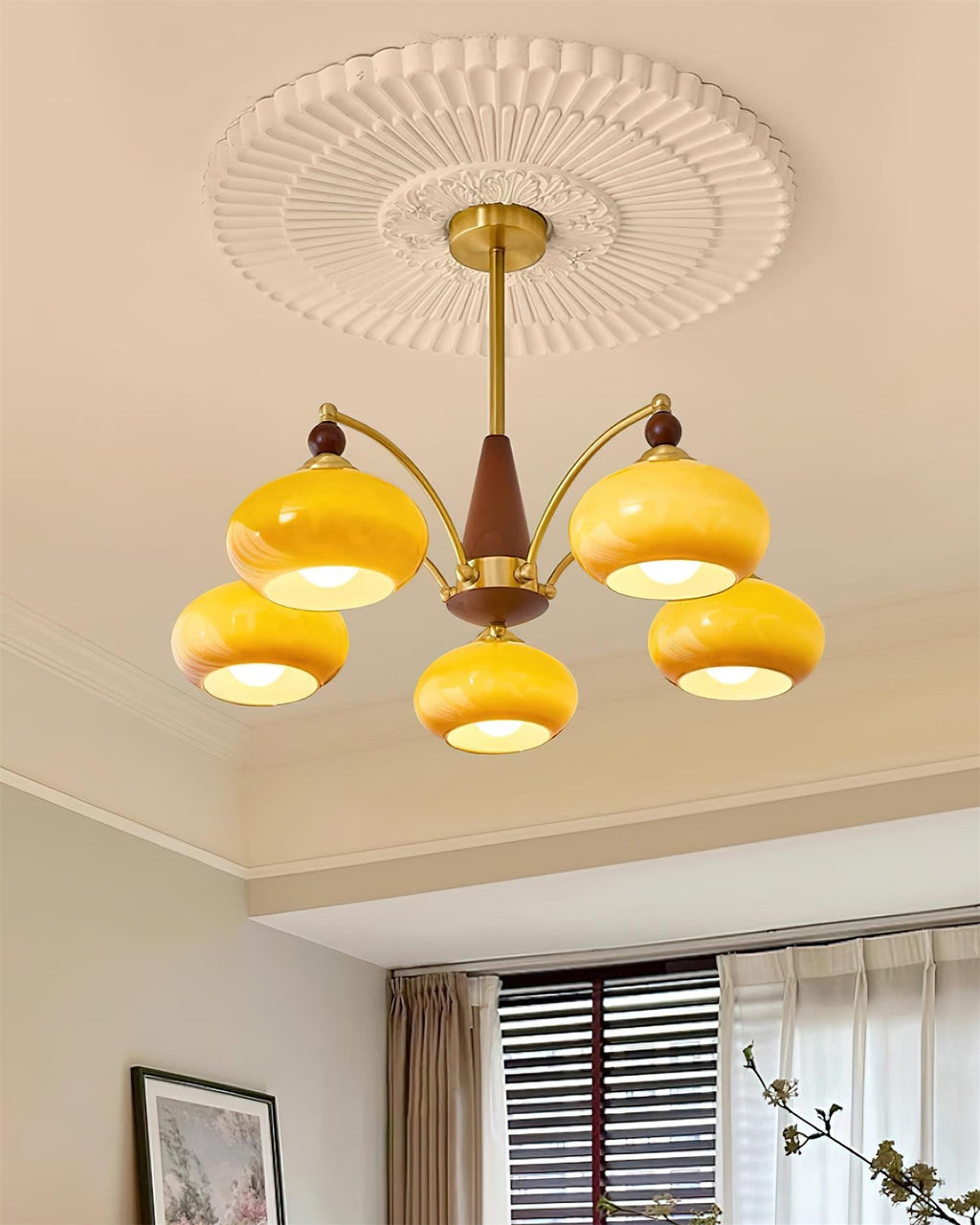Elanorae | Lampadario in Legno e Ottone senza Tempo con Paralumi in Vetro Caldo