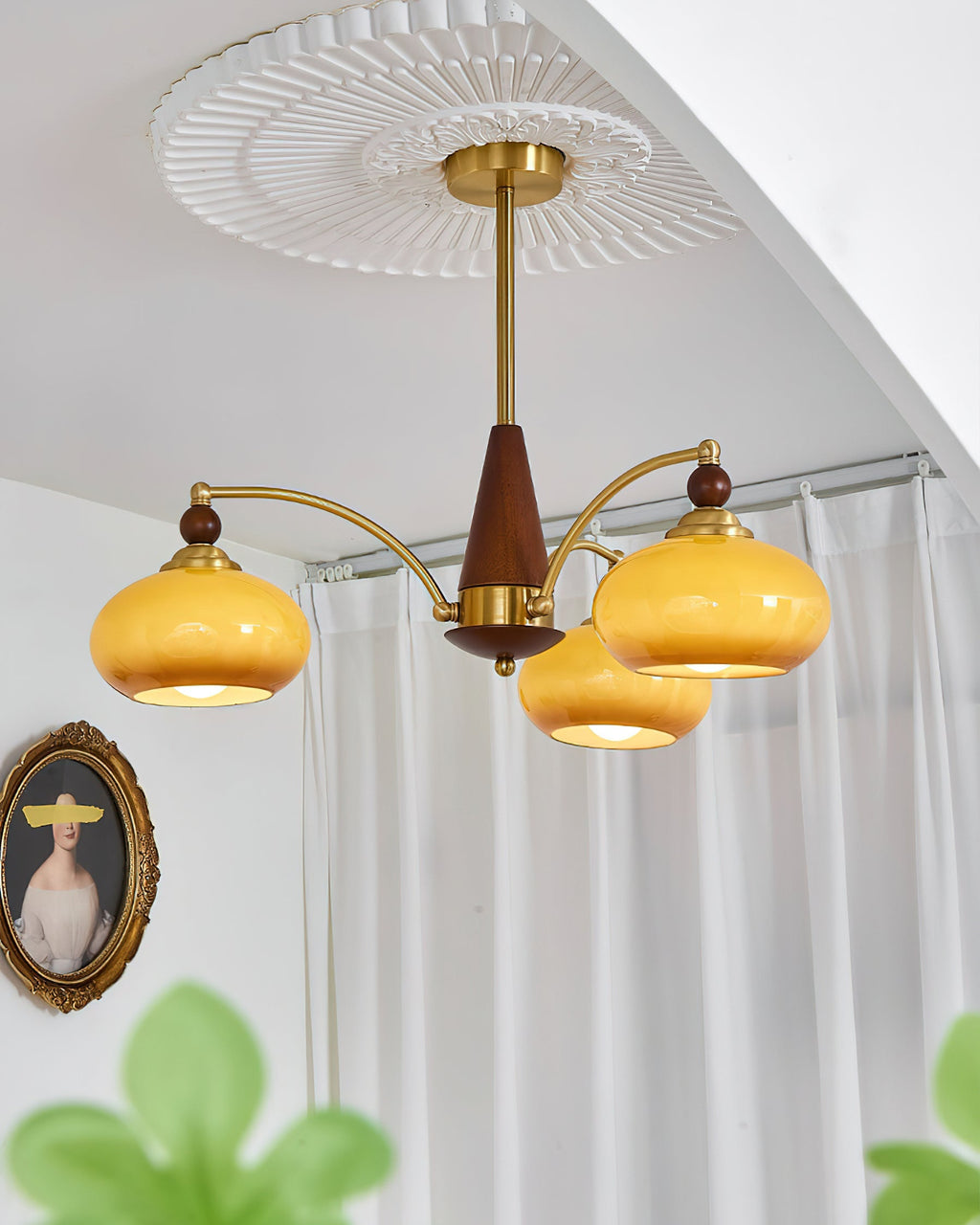Elanorae | Lampadario in Legno e Ottone senza Tempo con Paralumi in Vetro Caldo