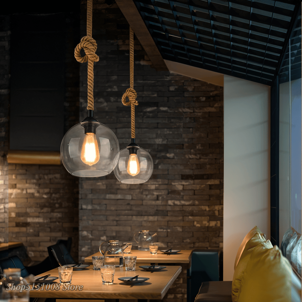 Rustic OrbLight – Lampadario con Sfera di Vetro in Fune di Canapa