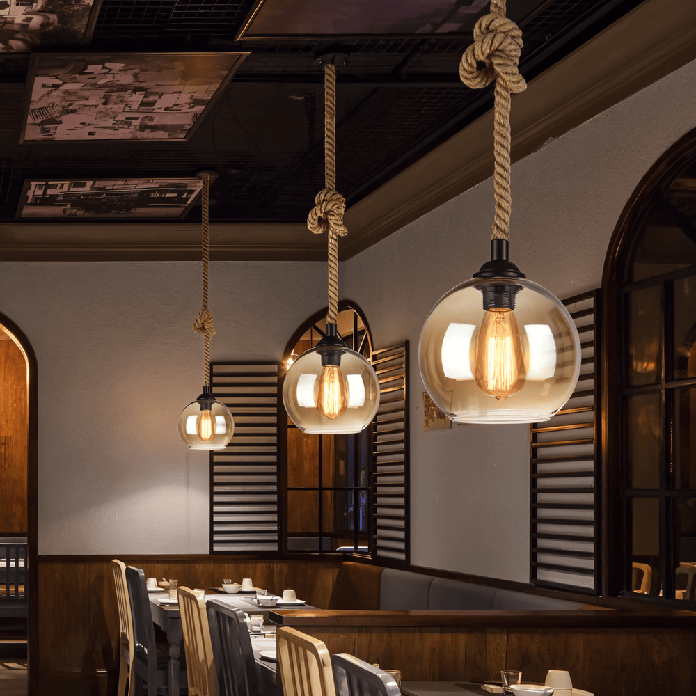 Rustic OrbLight – Lampadario con Sfera di Vetro in Fune di Canapa