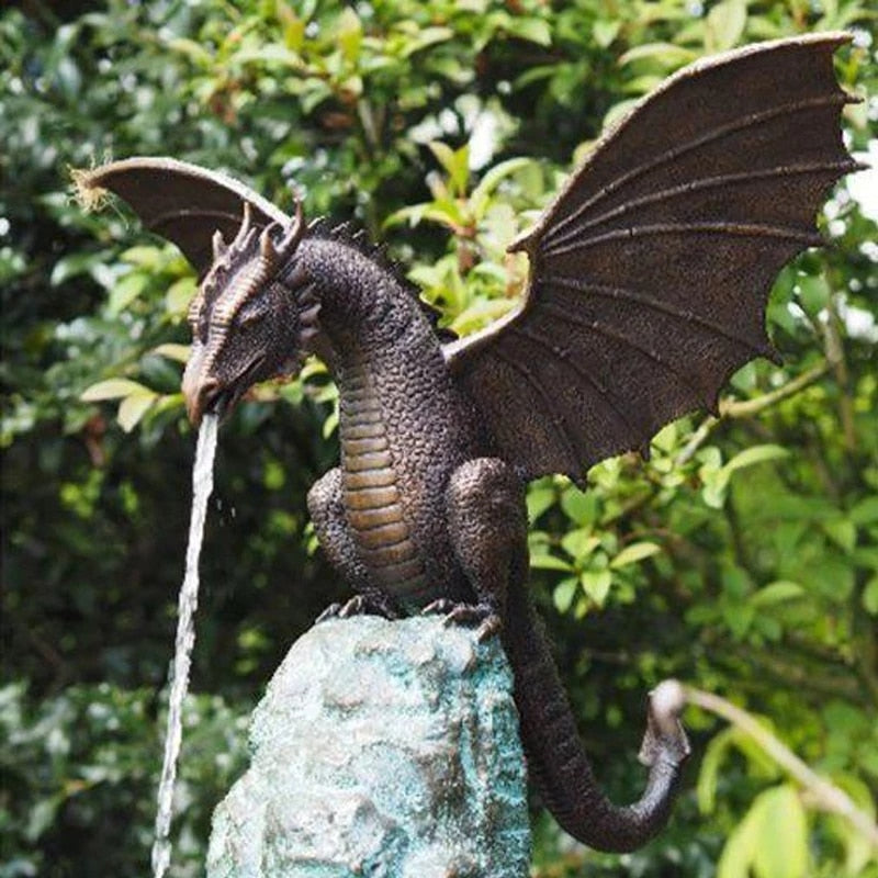Maestosa scultura di fontana con drago sputafuoco