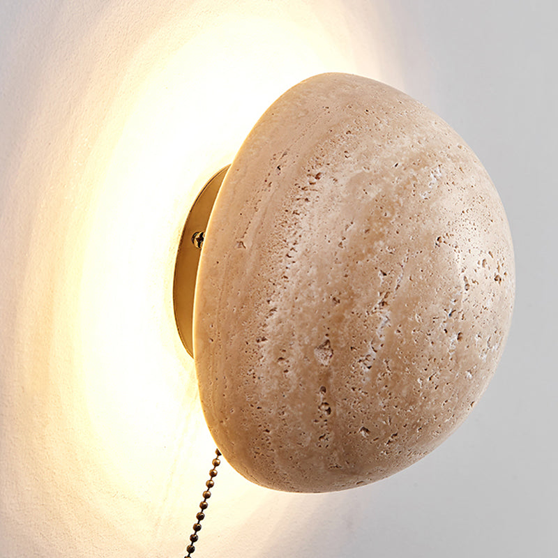 Lampada da parete cremosa in stile scandinavo che offre una luce accogliente e una semplicità elegante