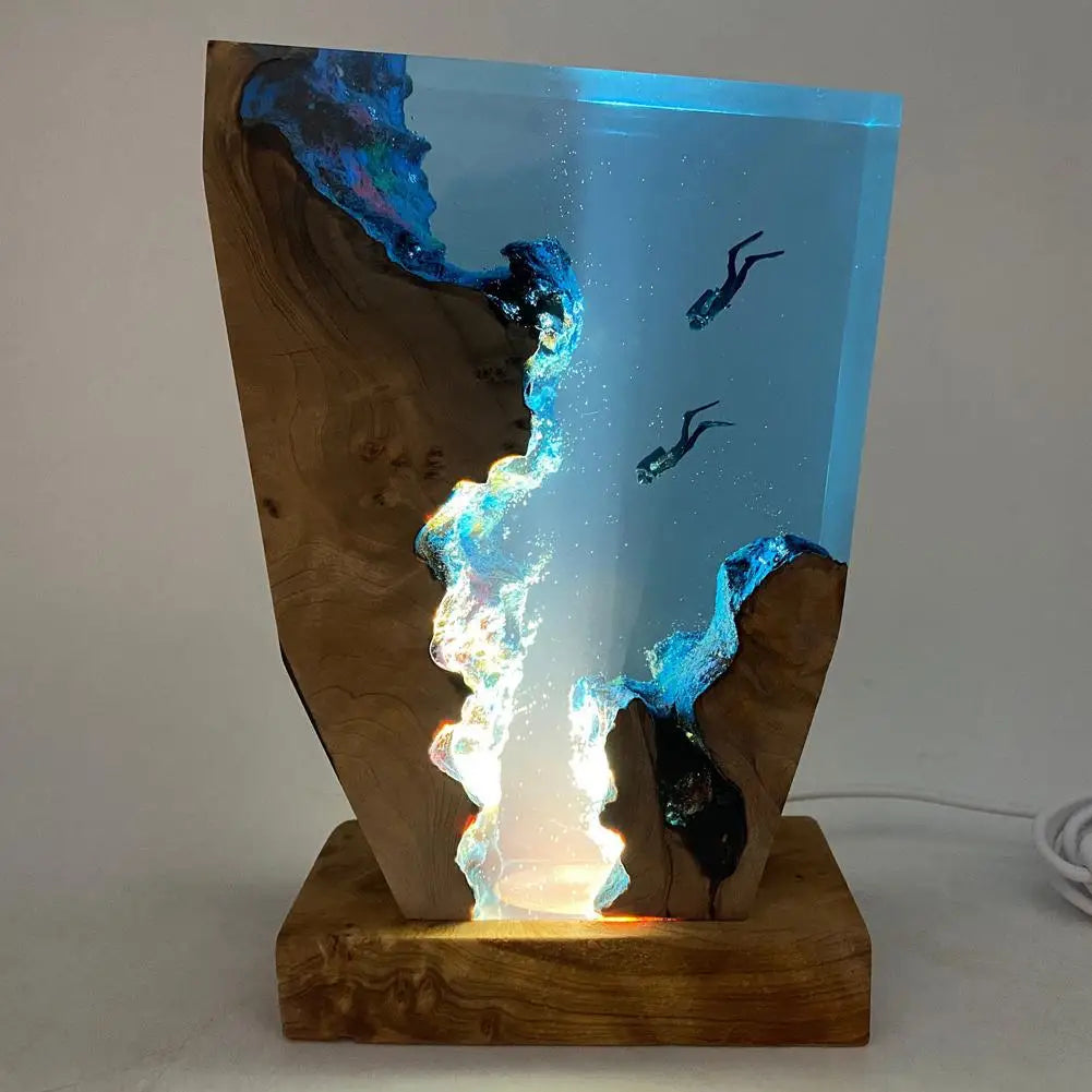 Lampada da Tavolo LED Oceano Subacqueo – Lampada Decorativa in Legno con Resina Epossidica e Design di Paesaggio Carsico