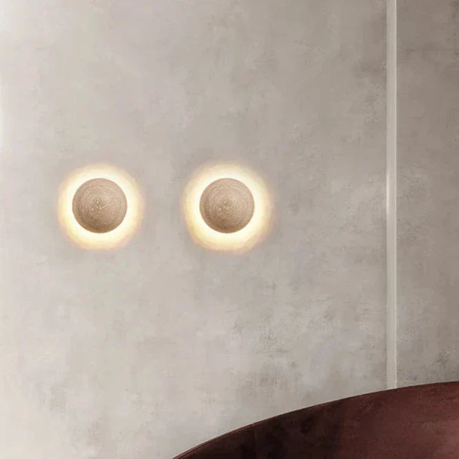 Lampada da parete cremosa in stile scandinavo che offre una luce accogliente e una semplicità elegante
