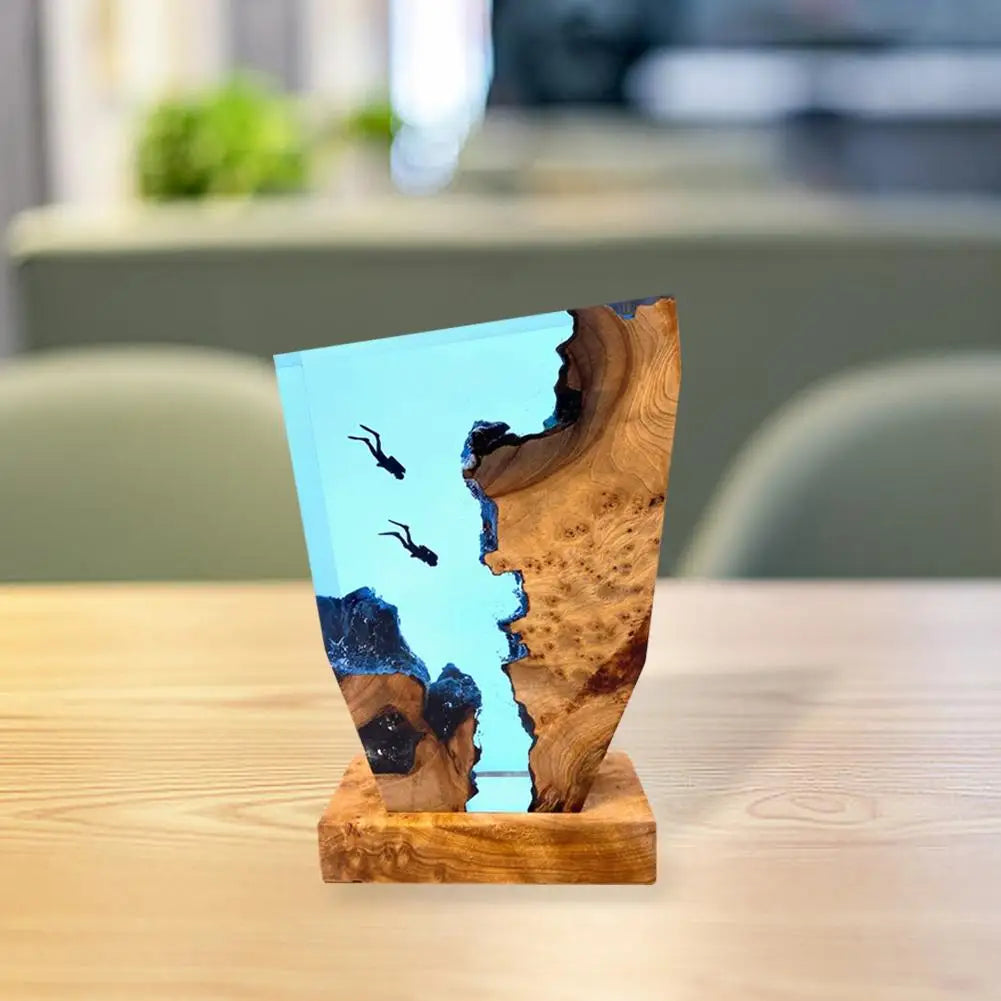 Lampada da Tavolo LED Oceano Subacqueo – Lampada Decorativa in Legno con Resina Epossidica e Design di Paesaggio Carsico