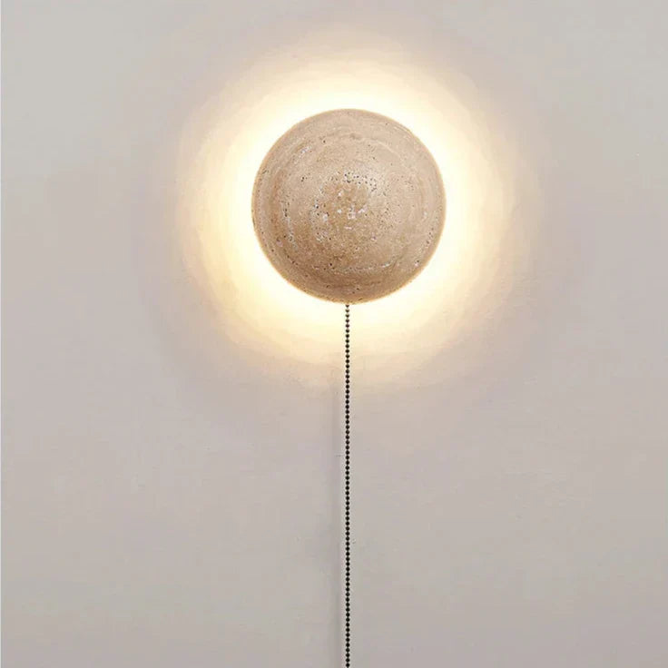 Lampada da parete cremosa in stile scandinavo che offre una luce accogliente e una semplicità elegante