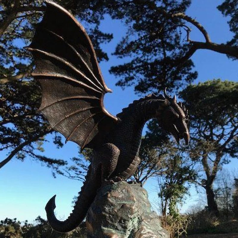 Maestosa scultura di fontana con drago sputafuoco